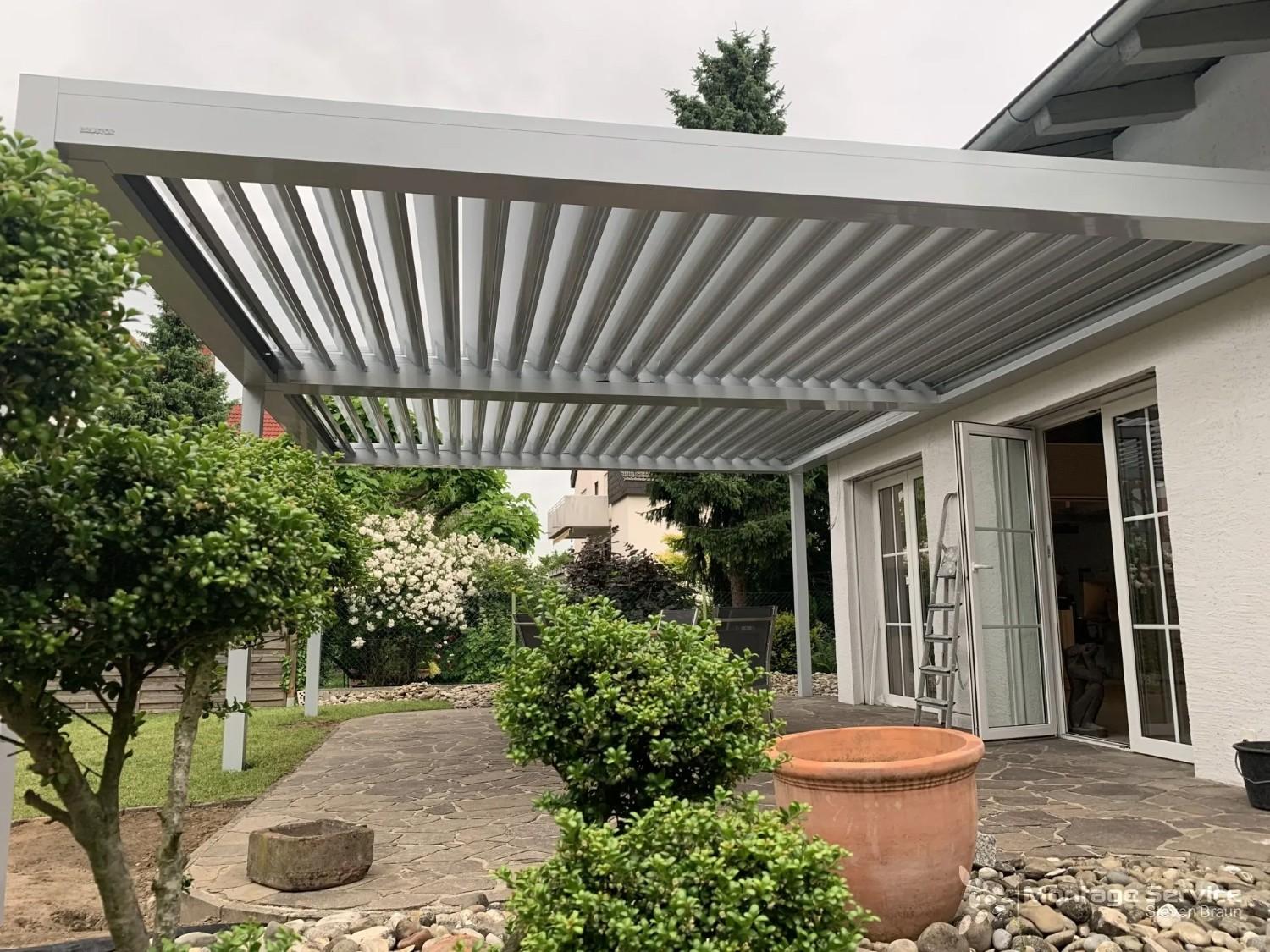 Überdachte Terrasse mit Pflanzen