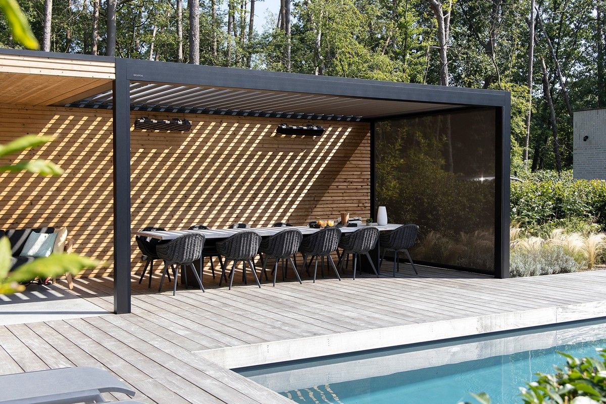 Moderne Terrasse mit Gartenansicht