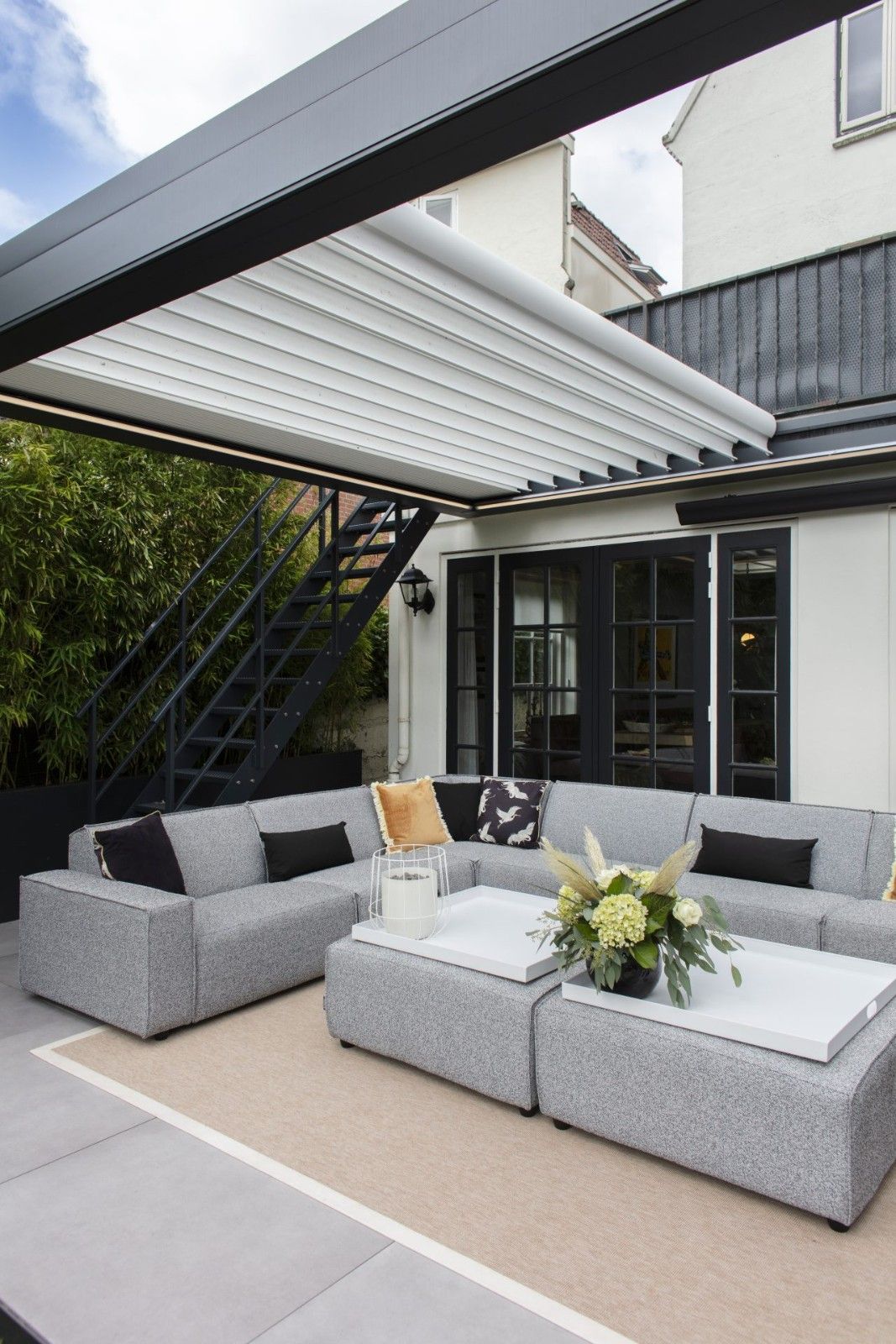 Moderne Terrasse mit Sitzbereich