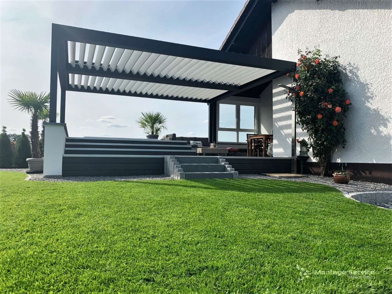 Überdachte Terrasse mit Garten