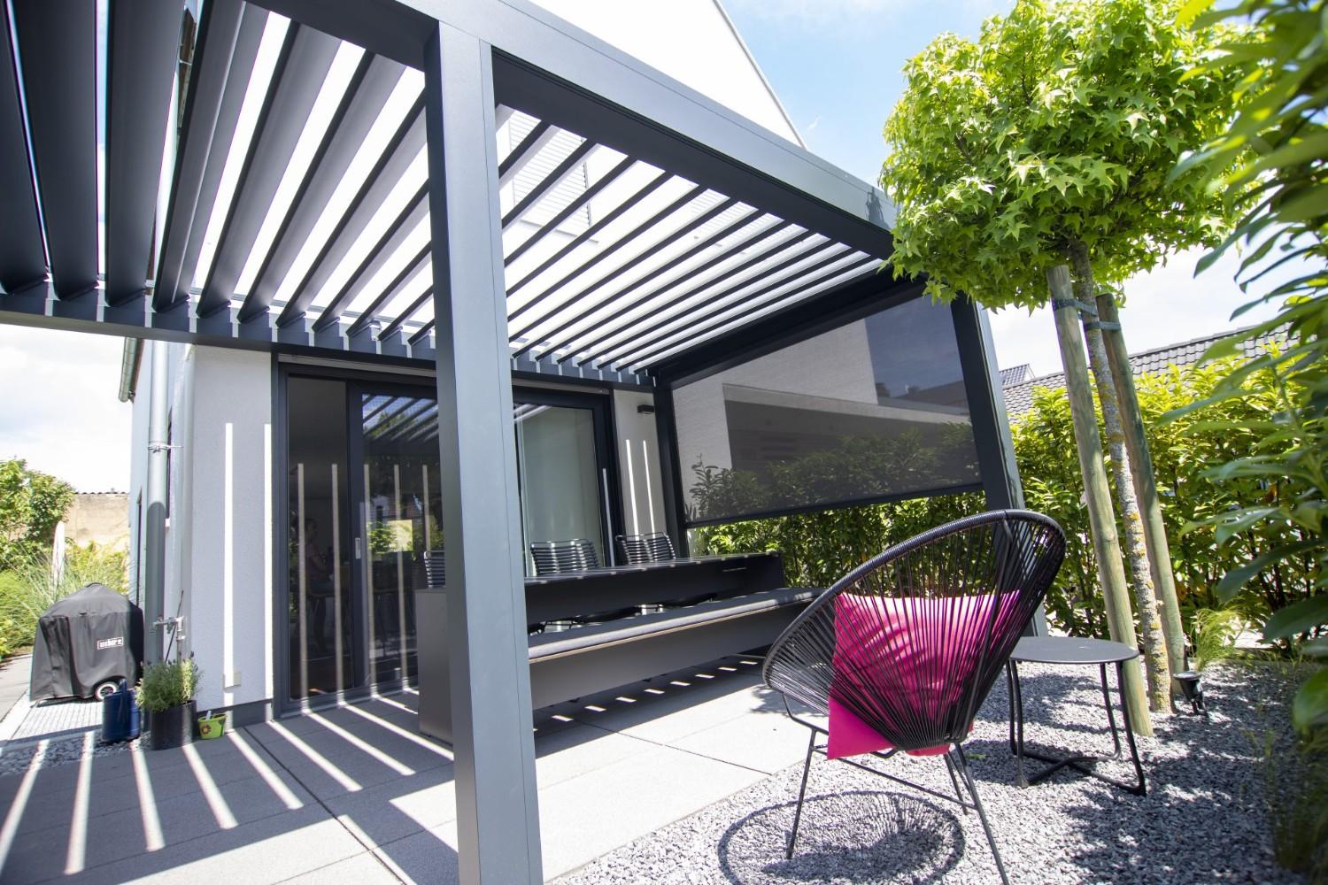 Moderne Terrasse mit Sitzgelegenheit