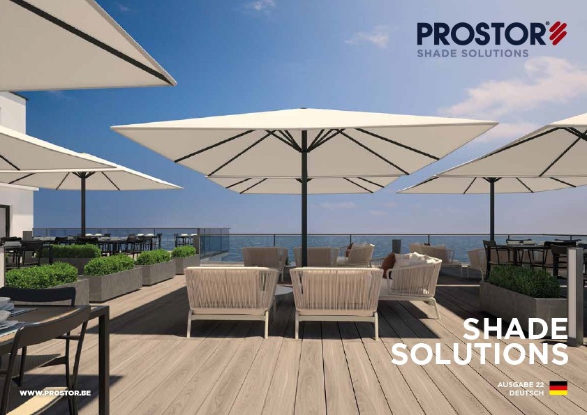 Terrasse mit Sonnenschirmen