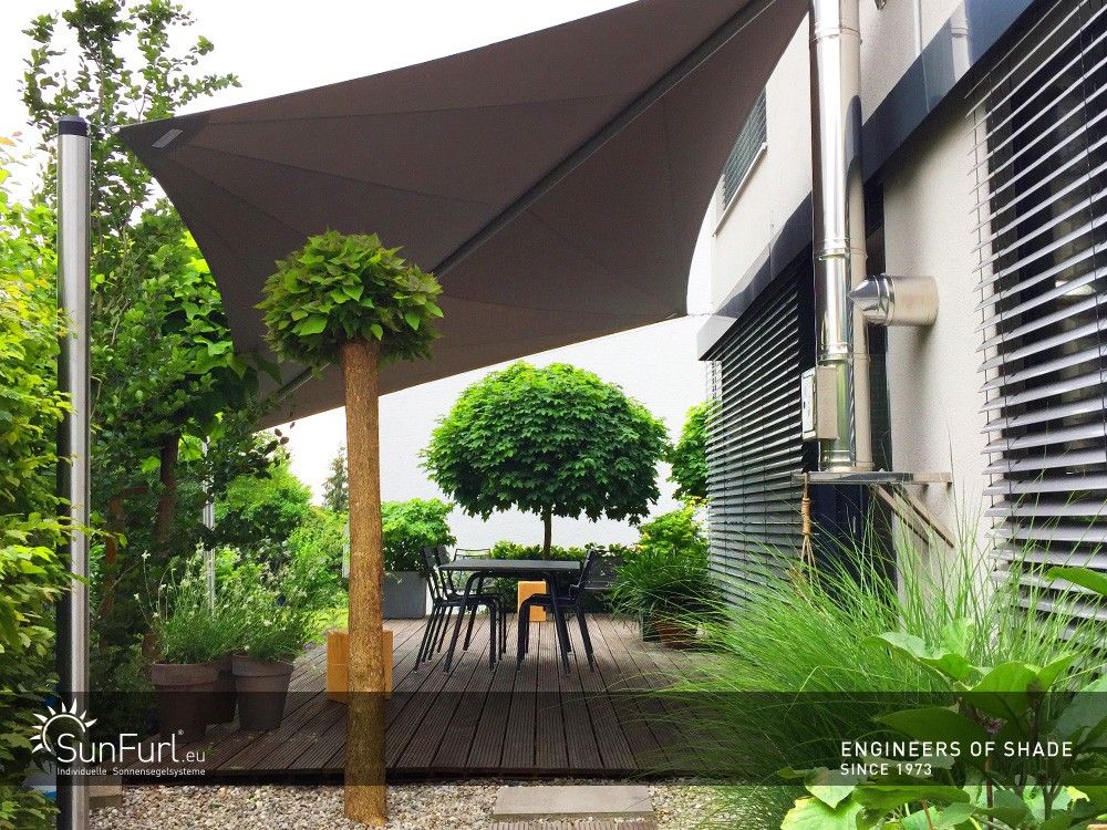 Sonnensegel im grünen Garten