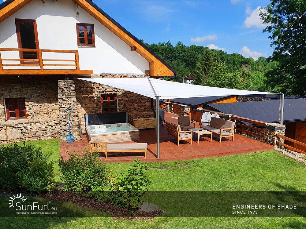 Terrasse mit Sonnensegel und Whirlpool