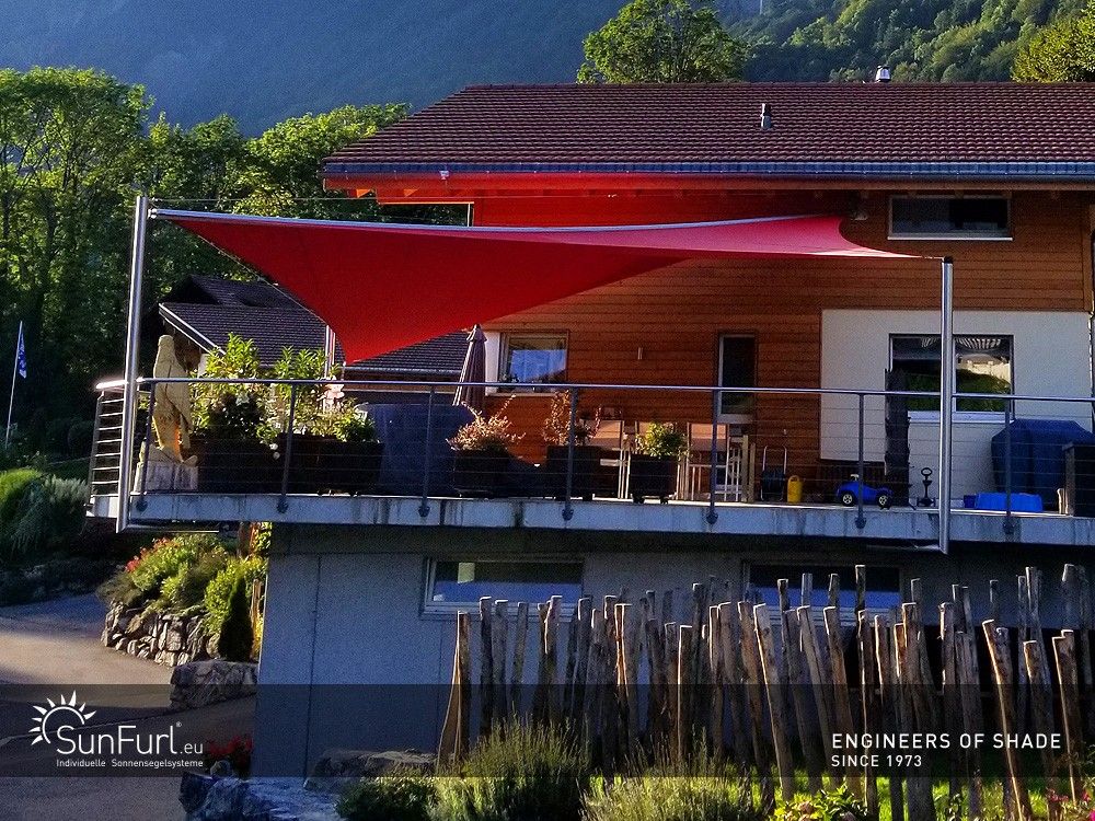Rotes Sonnensegel über Terrasse
